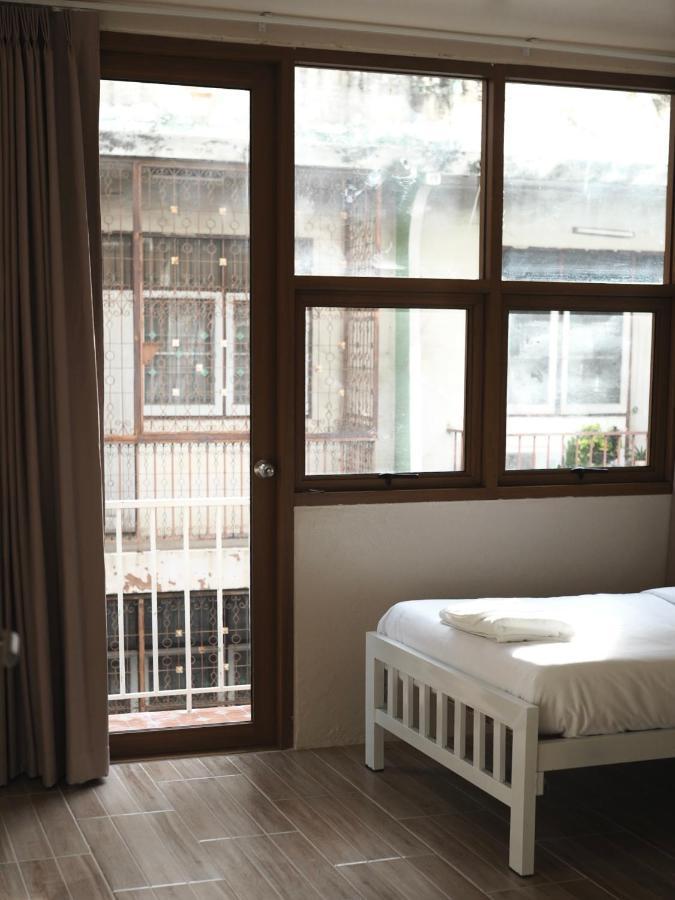 Krung Tone Hostel Bangkok Exterior photo