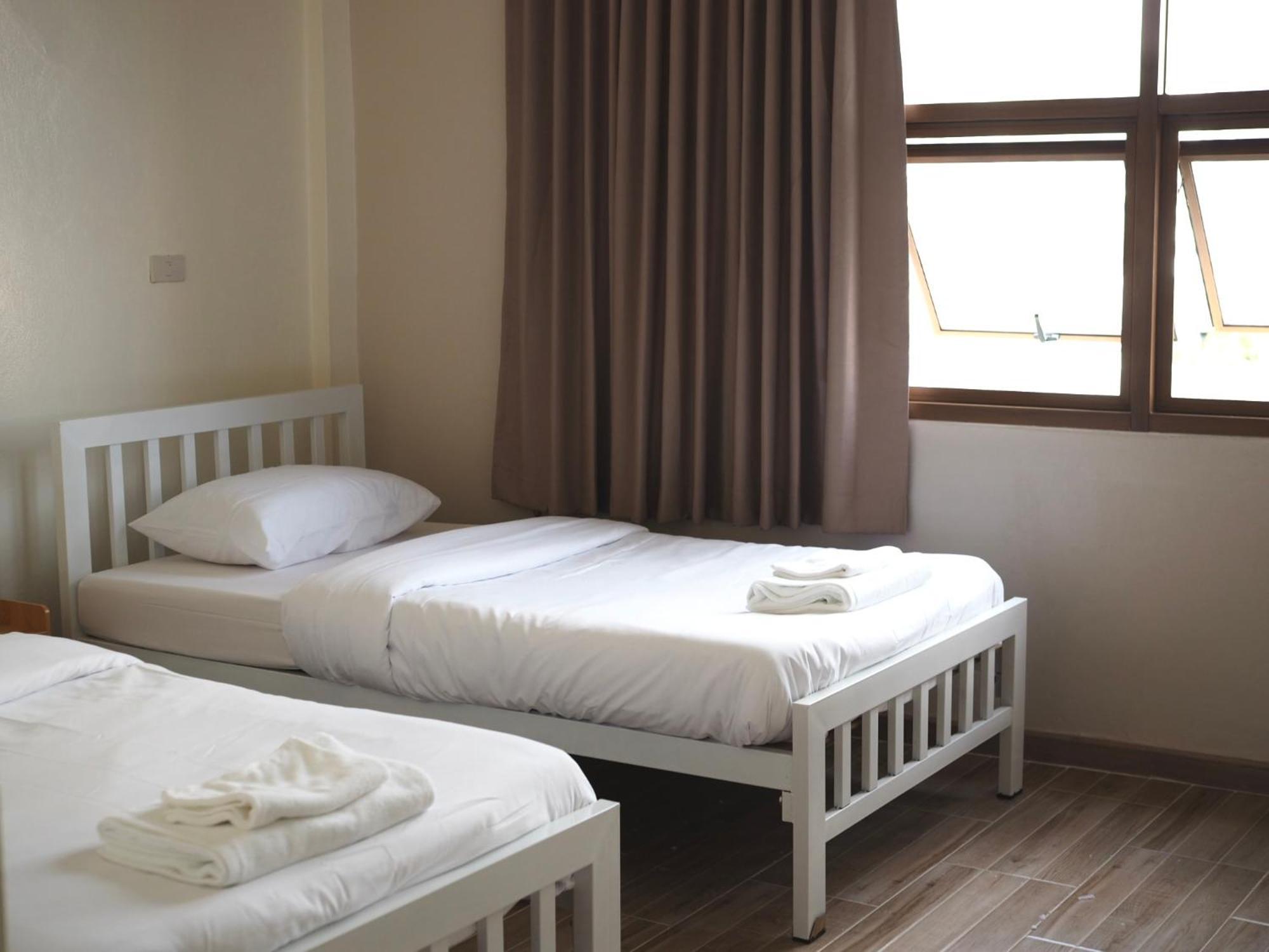 Krung Tone Hostel Bangkok Exterior photo