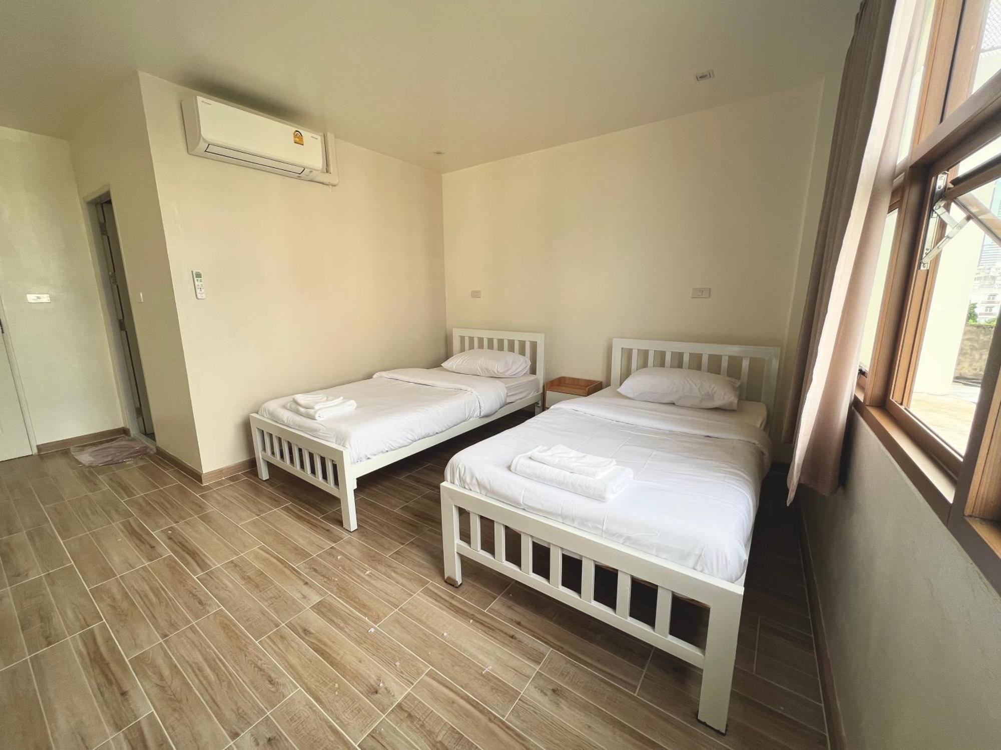Krung Tone Hostel Bangkok Exterior photo