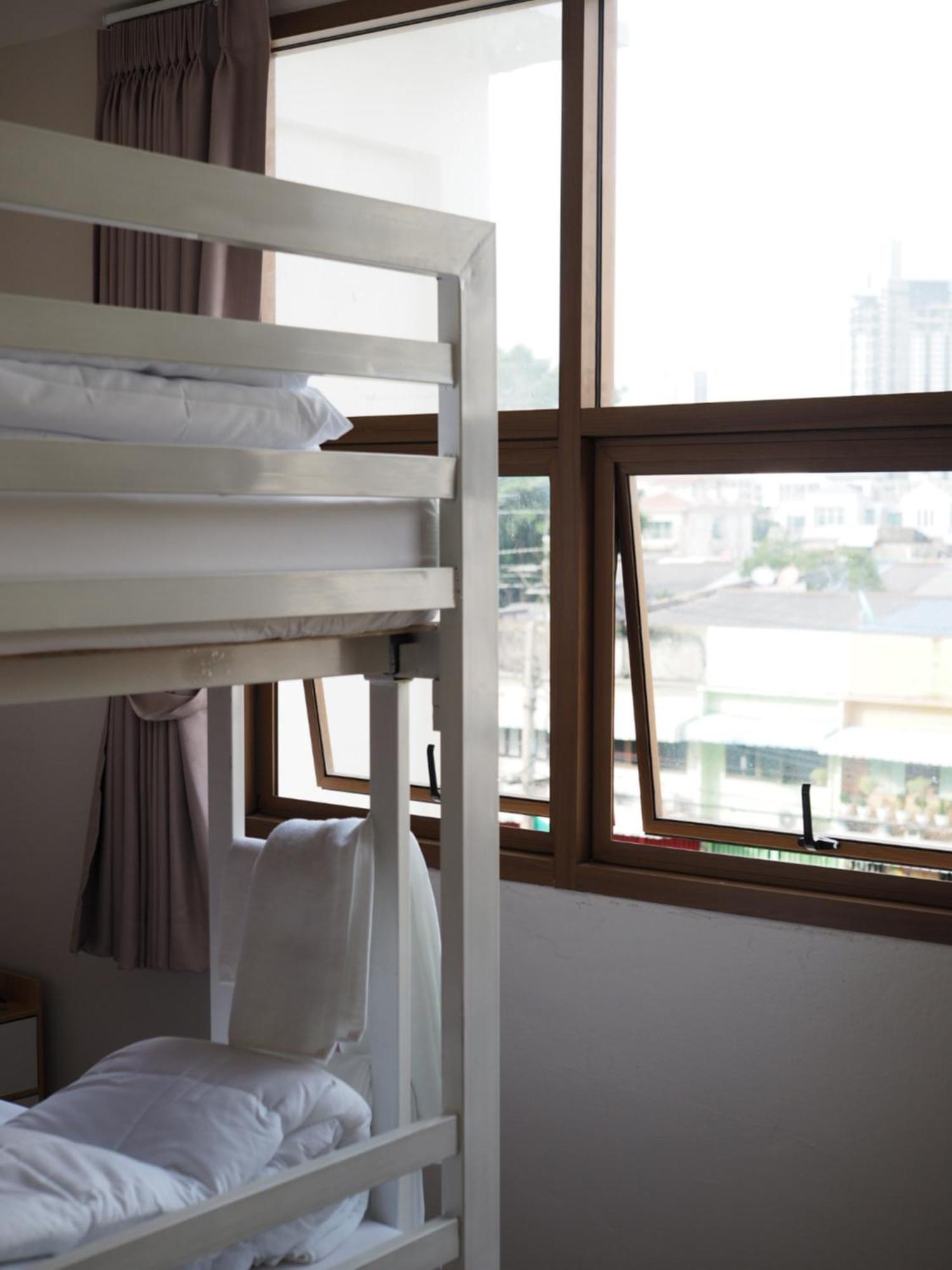 Krung Tone Hostel Bangkok Exterior photo