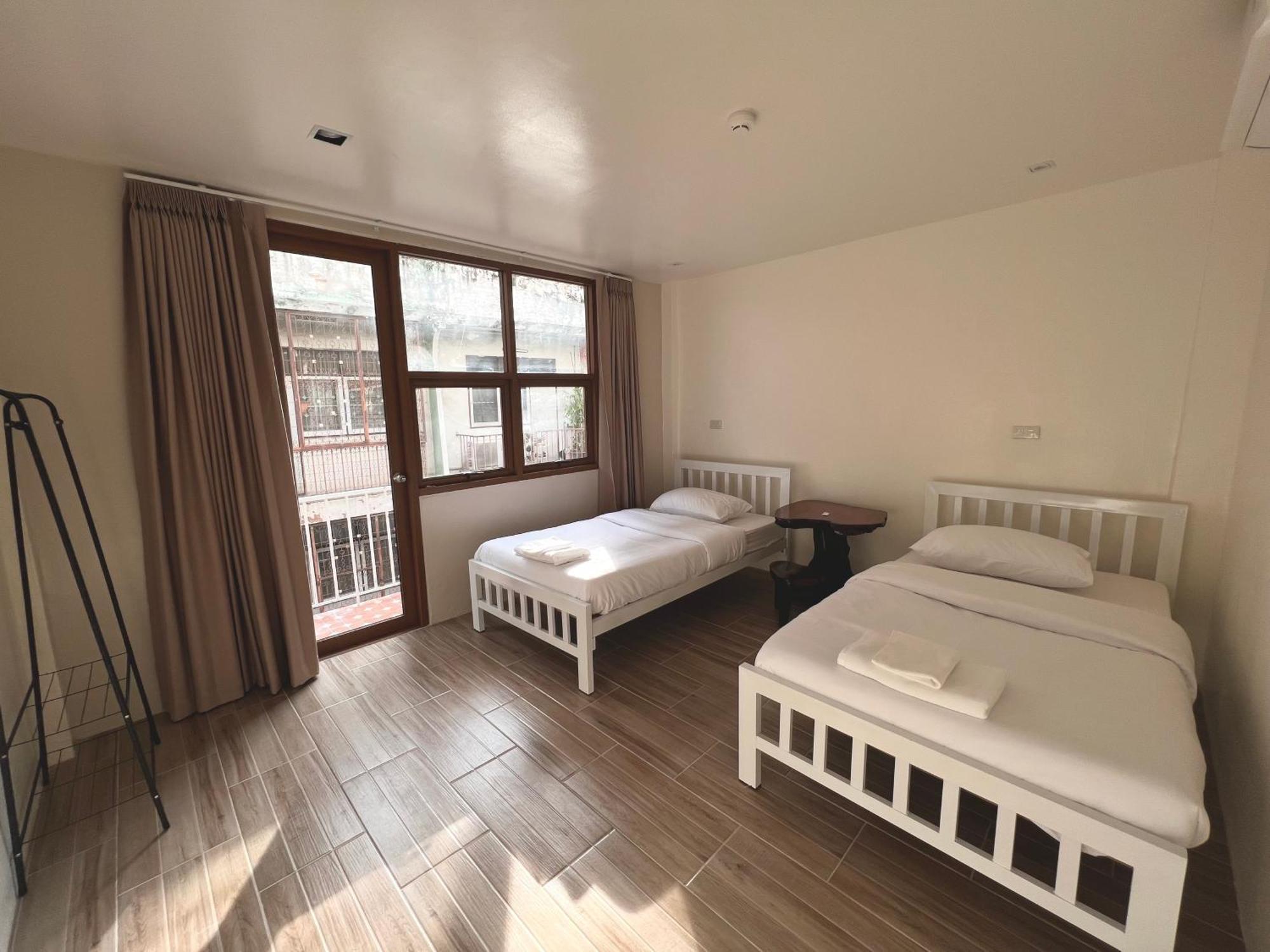Krung Tone Hostel Bangkok Exterior photo
