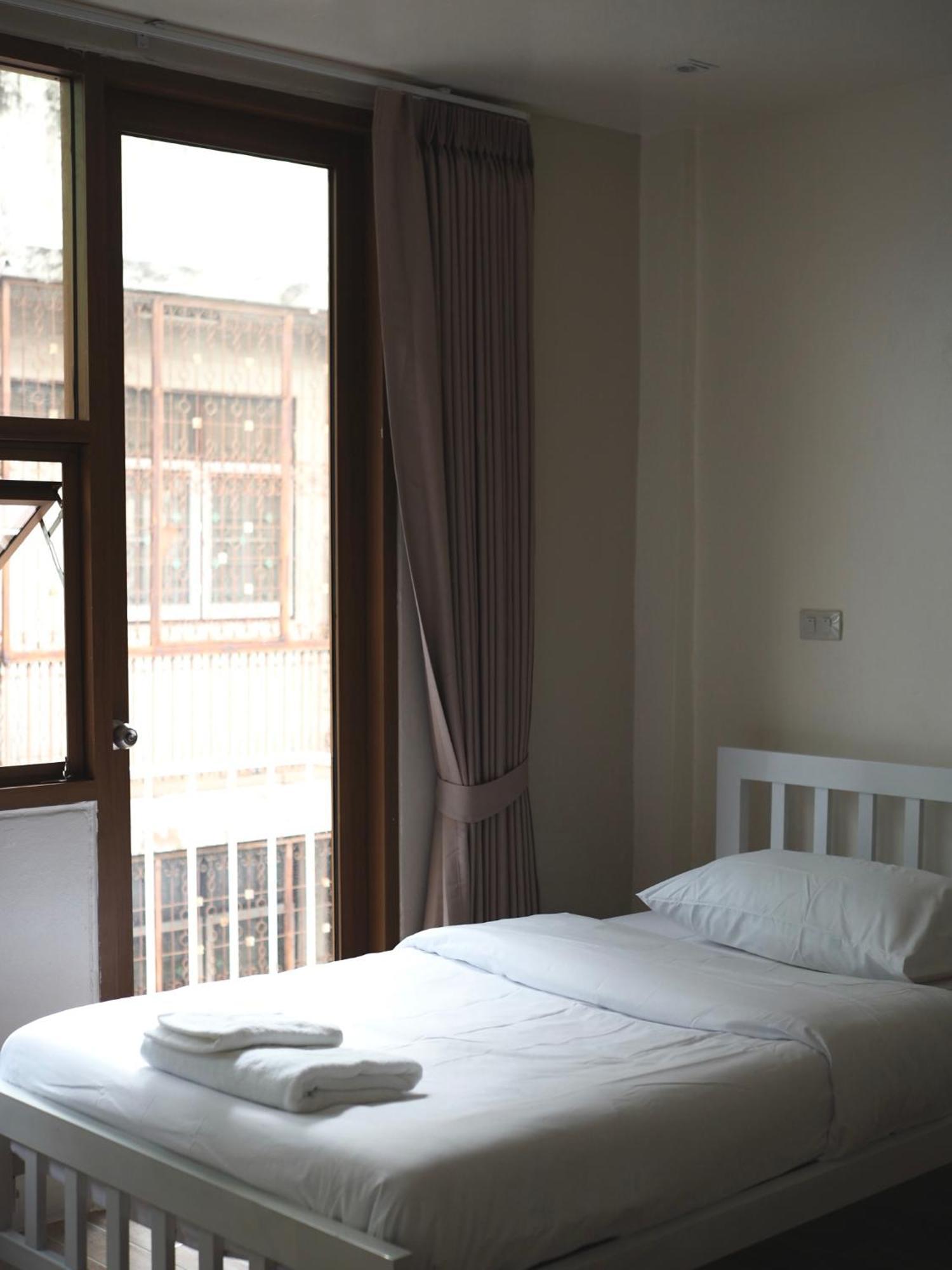 Krung Tone Hostel Bangkok Exterior photo